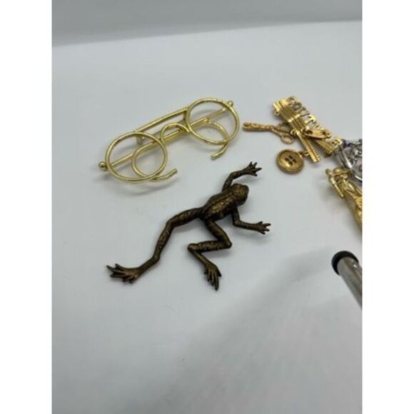 Vintage gold tone and novelty brooches - Picture 4 of 6